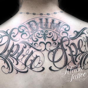 ラテン語のチカーノ・タトゥー