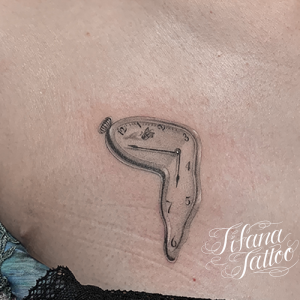 歪んだ時計のファインライン・タトゥー