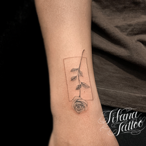 薔薇と図形のファインライン・タトゥー