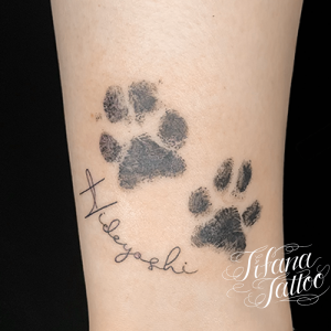 肉球と文字のタトゥー