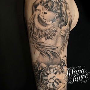 女神｜懐中時計|ローマ数字のチカーノ・タトゥー