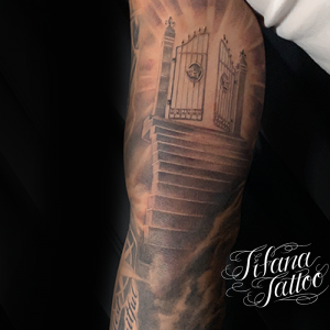 階段と門のタトゥー