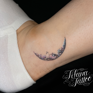 三日月のファインライン・タトゥー