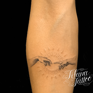 手のファインライン・タトゥー