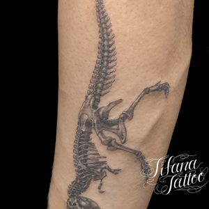 恐竜の骨のタトゥー