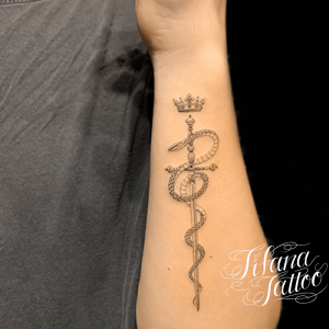 蛇|剣|王冠のファインライン・タトゥー