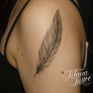 フェザーのファインライン・タトゥー