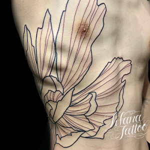 抽象的な花のタトゥー