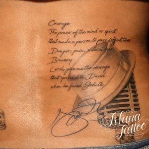 マイク|ハット|文字のタトゥー