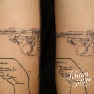 手銃と拳銃のタトゥー