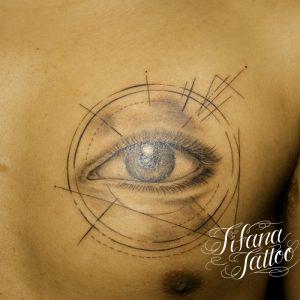 目|幾何学模様のタトゥー