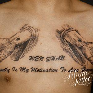 慈悲の手と文字のタトゥー