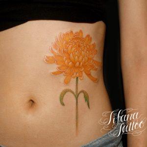 黄色の菊のタトゥー