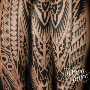 シンメトリーなトライバルタトゥー