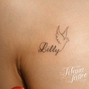 鳥と文字のワンポイントタトゥー