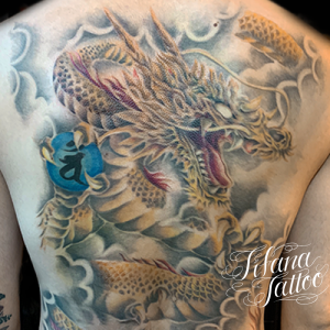 黄金の龍のタトゥー