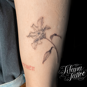 花のファインライン・タトゥー