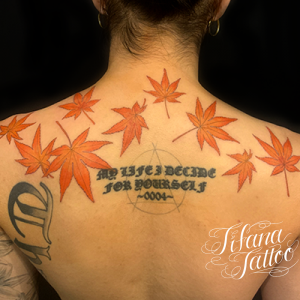 紅葉を散らしたタトゥー