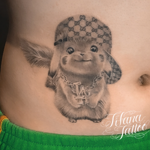 ピカチュウ×GUCCIのファインラインタトゥー