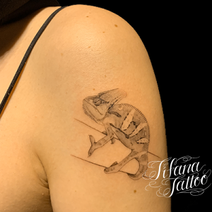 カメレオンのファインライン・タトゥー