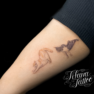 ２匹の猫のファインライン・タトゥー