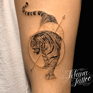 虎と幾何学模様のファインライン・タトゥー