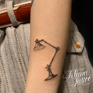 デスクライトのファインライン・タトゥー