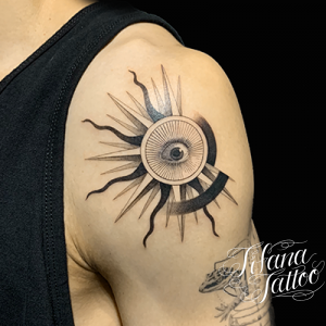 太陽|目のジオメトリック・タトゥー