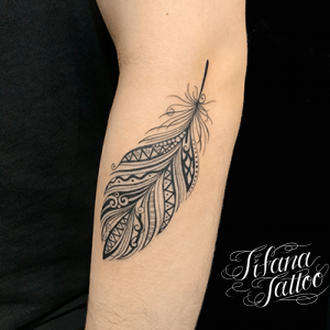 民族柄のフェザー・タトゥー
