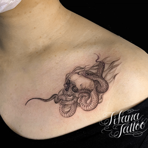 スカル|蛇のファインライン・タトゥー