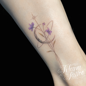 花と三日月のファインライン・タトゥー