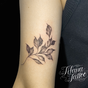 葉のファインライン・タトゥー