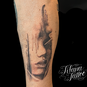 抽象的な女性のタトゥー