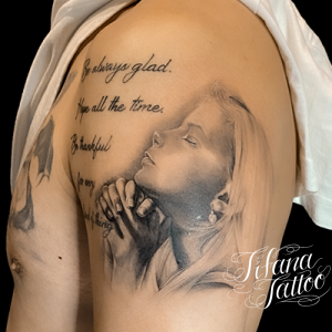 祈りを捧げる女性|文字のファインライン・タトゥー