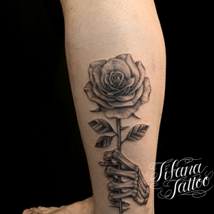 スカルハンド|バラのタトゥー