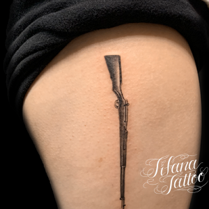 ライフルのファインライン・タトゥー