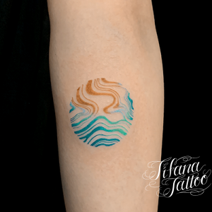 マーブル柄の惑星タトゥー