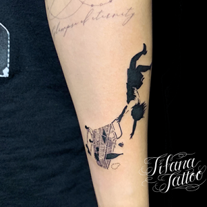 ショッピングカートと少女のファインライン・タトゥー