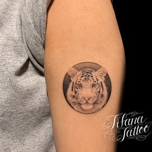 ホワイトタイガーのファインライン・タトゥー