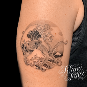 波と蛸のファインライン・タトゥー