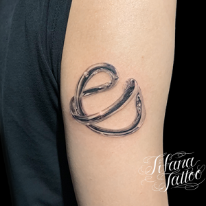 アクセサリーのファインライン・タトゥー