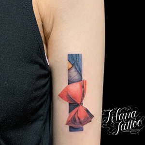 赤いリボンのファインライン・タトゥー