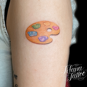 絵の具とパレットのファインライン・タトゥー