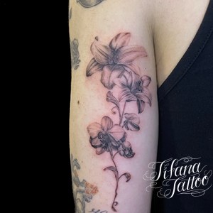 百合のファインライン・タトゥー