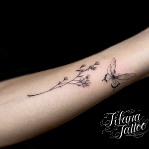 カスミソウと蝶のファインライン・タトゥー