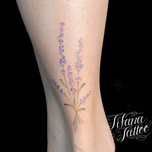 ラベンダーのファインライン・タトゥー