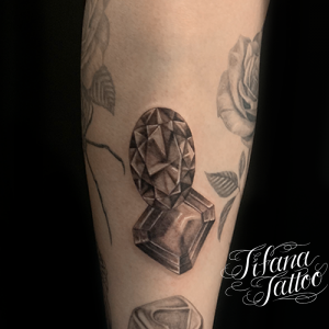 宝石のファインライン・タトゥー