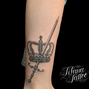 王冠|剣のファインライン・タトゥー