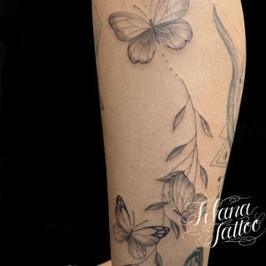 蝶と植物のタトゥー