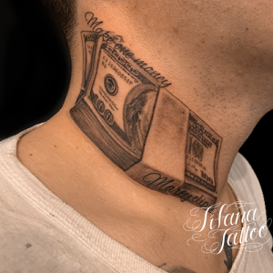 100ドル札のタトゥー